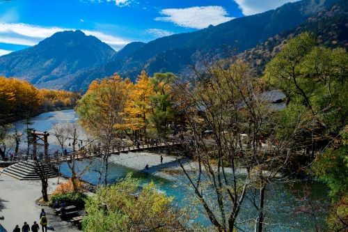 紅葉の“上高地”ライナー！マイカー規制で守られた圧巻の自然を浴びよう♪