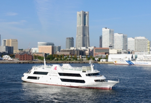 海と空が織りなす絶景、いつもと違う横浜へ！横浜マリーンルージュで味わうランチクルーズと横浜マリンタワー