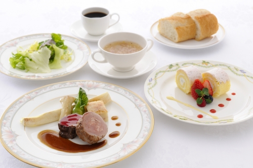 海と空が織りなす絶景、いつもと違う横浜へ!横浜マリーンルージュで味わうランチクルーズと横浜マリンタワー