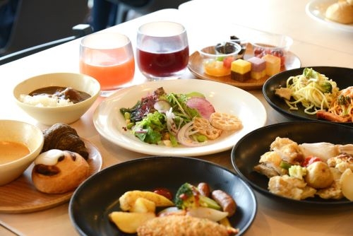 圧巻の『ムーミン谷とアンブレラ』 北欧堪能！湖畔の絶景ビュッフェ