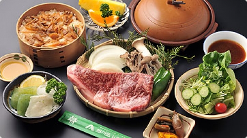 紅葉のリフレクション!!秋の床もみじ特別公開と国産ブランド和牛!! 赤城牛の昼食＆日本最大のゆば窯で、とろとろ絶品生ゆばすくい体験